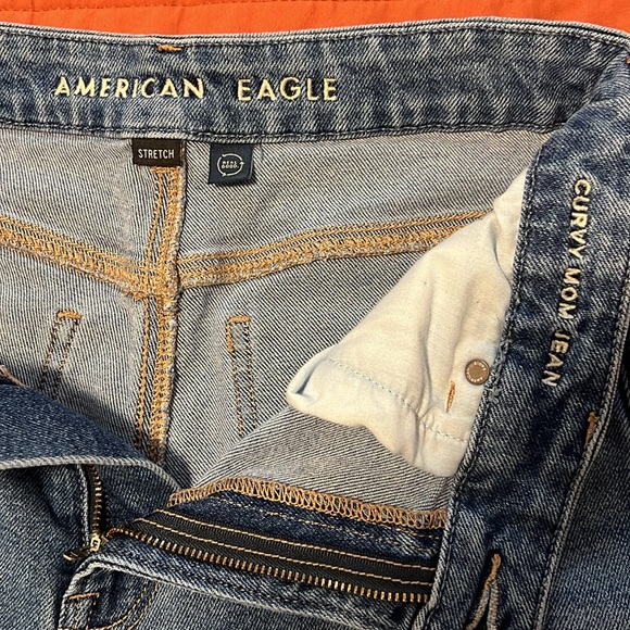 AE curvy mom jean - Picture 4 of 6